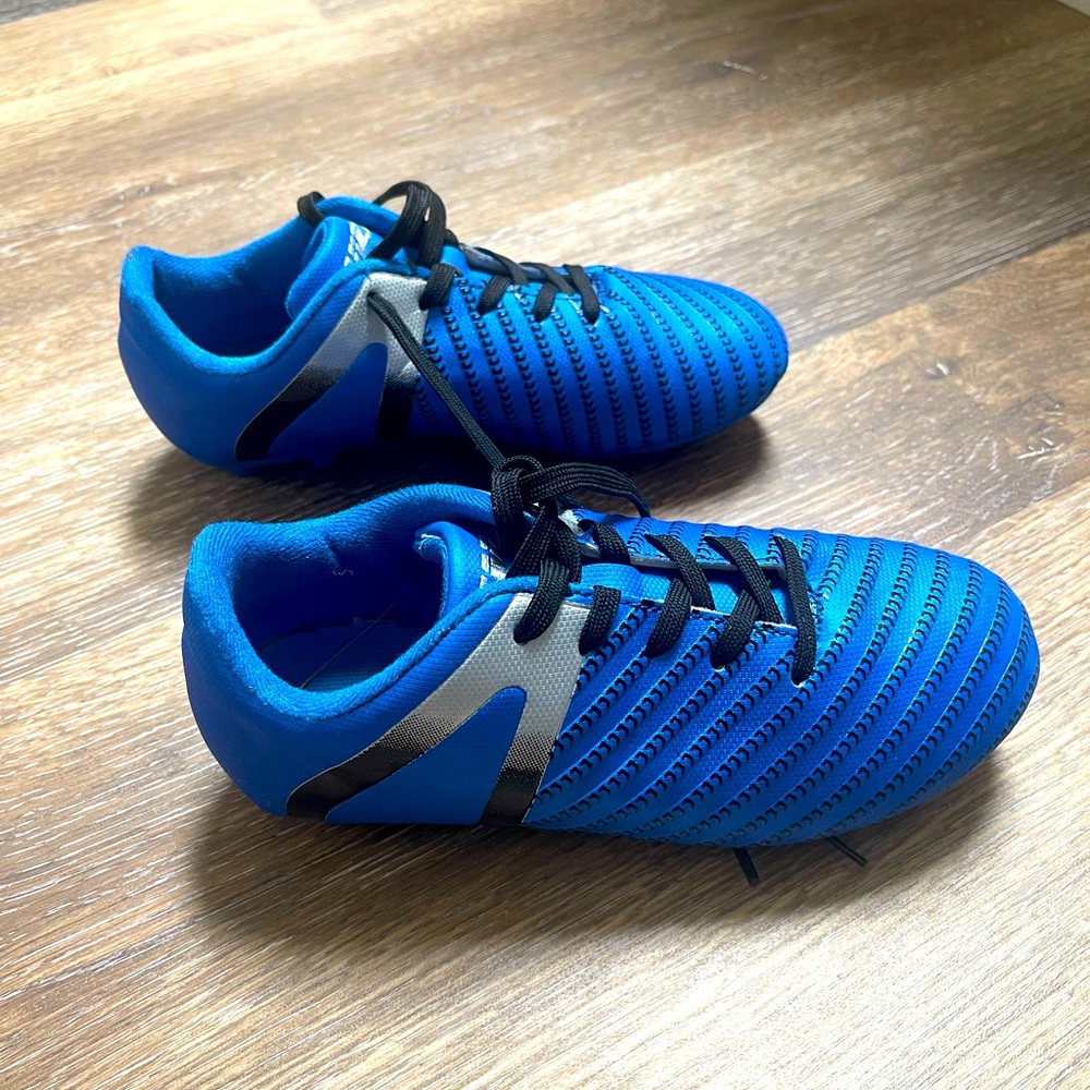 Kids cleats